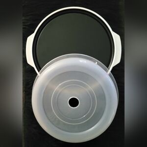 Black and White Microwave Cooker with Lid